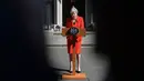 Perdana Menteri Inggris Theresa May mengumumkan pengunduran dirinya di pusat kota London, Jumat (24/5/2019). Pengunduran PM Theresa May ini setelah tiga kali proposal Brexit-nya ditolak parlemen. (AFP Photo/Daniel Leal-Olivas)