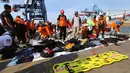 Tim penyelamat mengumpulkan barang korban jatuhnya pesawat Lion Air JT 610 di Tanjung Priok, Jakarta Utara, Senin (29/10). Barang-barang penumpang dikumpulkan di Posko Basarnas Jakarta International Container Center II. (RESMI MALAU/AFP)