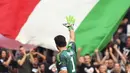 Kiper Juventus, Gianluigi Buffon, menyapa suporter usai melawan Verona pada laga Serie A Italia di Stadion Allianz, Turin, Sabtu (19/5/2018). Laga ini menjadi yang terakhir bagi Buffon setelah 17 tahun membela Juventus. (AFP/Marco Bertorello)