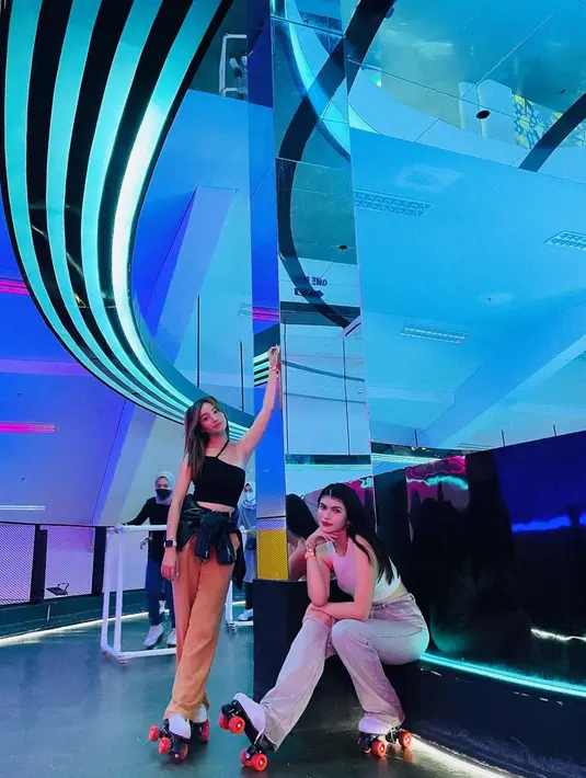 Saat nongkrong bareng teman, Dannia Salsabilla memakai tank top one shoulder dengan celana panjang bersiluet longgar warna mustard dan leather jacket warna hitam. (Foto: Instagram @danniasalsabilla)