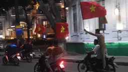 Sejumlah warga konvoi merayakan keberhasilan Vietnam mengalahkan Qatar pada semifinal Piala AFC U-23 di Hanoi, Rabu (23/1/2018). Vietnam berhasil lolos ke final untuk menantang pemenang antara Uzbekistan dan Korea Selatan. (AFP/Hoang Dinh Nam)