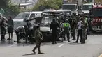 Petugas tanggap darurat bekerja di sekitar kendaraan yang menjadi sasaran serangan pesawat tak berawak Israel di jalan raya dekat kota Jiyeh, Selatan Beirut, pada Rabu 13 Mei 2026. (MAHMOUD ZAYYAT/AFP)