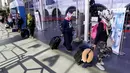 Calon penumpang menunggu kereta di Stasiun Pasar Senen, Jakarta, Jumat, (22/12). Memasuki masa libur panjang Natal 2017 dan Tahun Baru 2018 akan PT. KAI akan mengoperasikan 17 Kereta Api tambahan. (Liputan6.com/Johan Tallo)