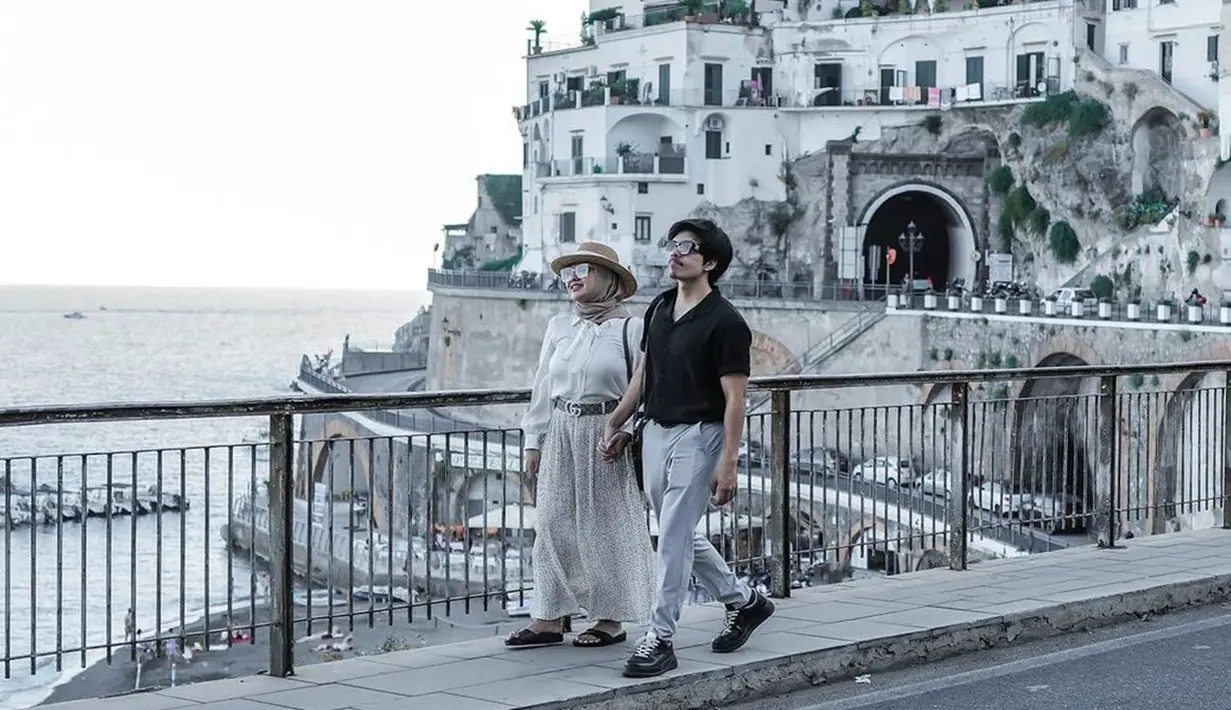 Penampilan pasangan yang menikah pada 3 April 2021 ini juga tak lepas dari sorotan publik. Keduanya tampil kompak menggunakan busana monokrom lengkap dengan kacamata masing-masing. (Liputan6.com/IG/@aurelie.hermansyah)
