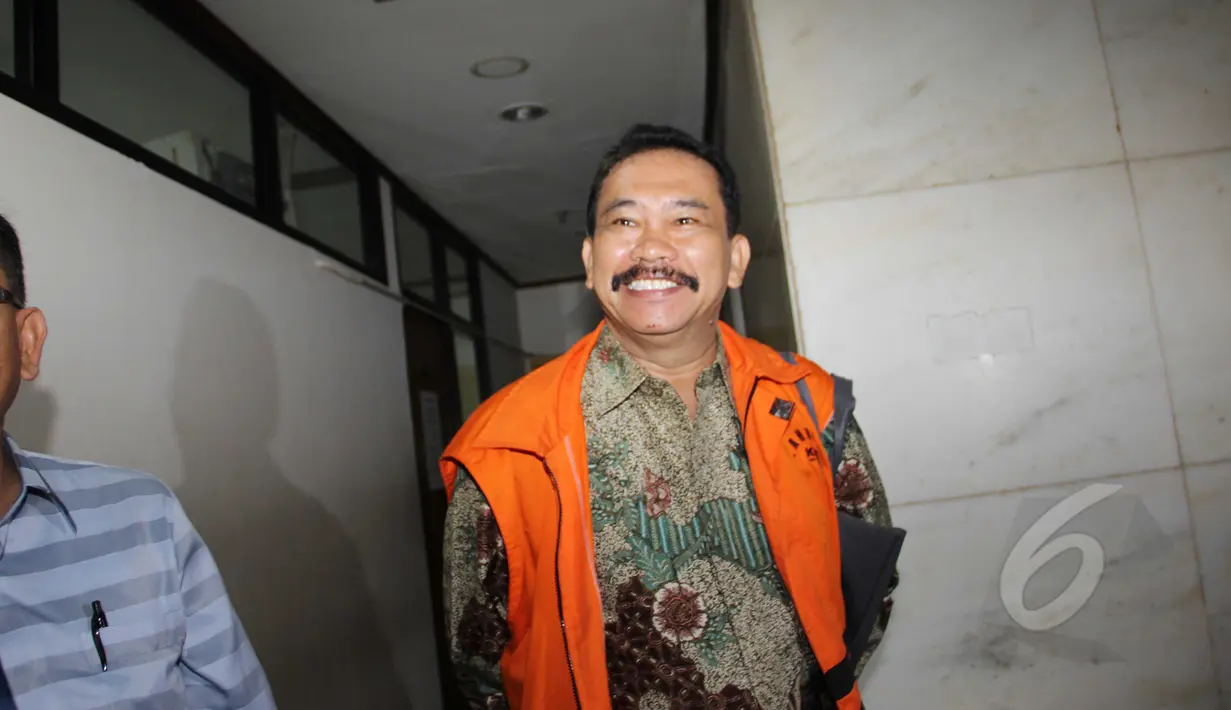 Raja Bonaran Situmeang keluar dari ruang persidangan di Pengadilan Tipikor, Jakarta, Senin (16/3/2015). Majelis hakim menolak nota keberatan (eksepsi) Bonaran atas dakwaan Jaksa KPK. (Liputan6.com/Helmi Afandi)