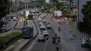 Kendaraan melintas di kawasan ganjil genap di jalan thamrin, Jakarta, Rabu (8/4/2020). Ditlantas Polda Metro Jaya mengumumkan perpanjangan masa peniadaan kebijakan pembatasan kendaraan bernomor polisi ganjil genap di wilayah Jakarta hingga 19 April 2020. (Liputan6.com/Faizal Fanani)