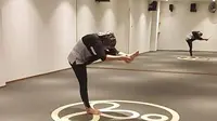 Rahma Sarita mencoba yoga. (dok. Instagram @rahmasaritajufri/https://www.instagram.com/p/CIPT2cvnIMB/Dinny Mutiah)