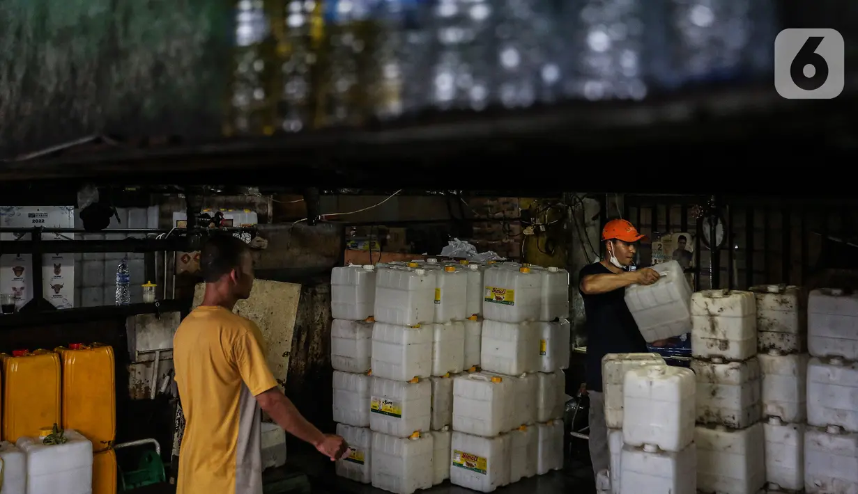 Penjual menata jerigen minyak goreng curah di Pasar Cipete, Jakarta, Kamis (17/3/2022). Pemerintah mencabut ketentuan harga eceran tertinggi (HET) minyak goreng. Dalam kebijakan ini, minyak goreng kemasan akan disesuaikan dengan harga keekonomian.(Liputan6.com/Johan Tallo)