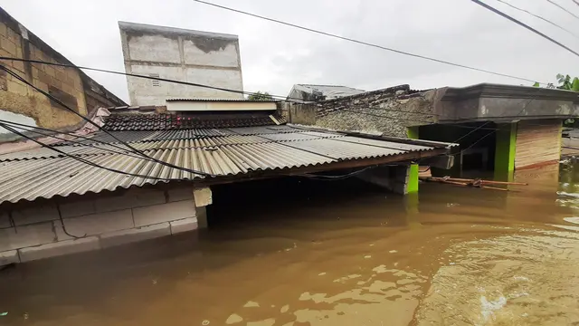 Kali Ledug di Tangerang meluap ke pemukiman warga akibat tanggul jebol. (Liputan6.com/Pramita Tristiawati)