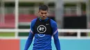 Bek Inggris Conor Coady melihat bola selama sesi latihan tim  di stadion St George's Park di Burton-upon-Trent, Senin (30/5/2022). Timnas Inggris akan menjalani laga perdana Grup 3 League A UEFA Nations League dengan menghadapi Hungaria di Budapest pada Sabtu WIB, 4 Juni 2022. (Paul ELLIS/AFP)