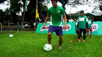 Maldini Pali saat memberikan Football Clinic kepada peserta Milo Football Championship (MFC) di Makassar (Istimewa/Liputan6.com)