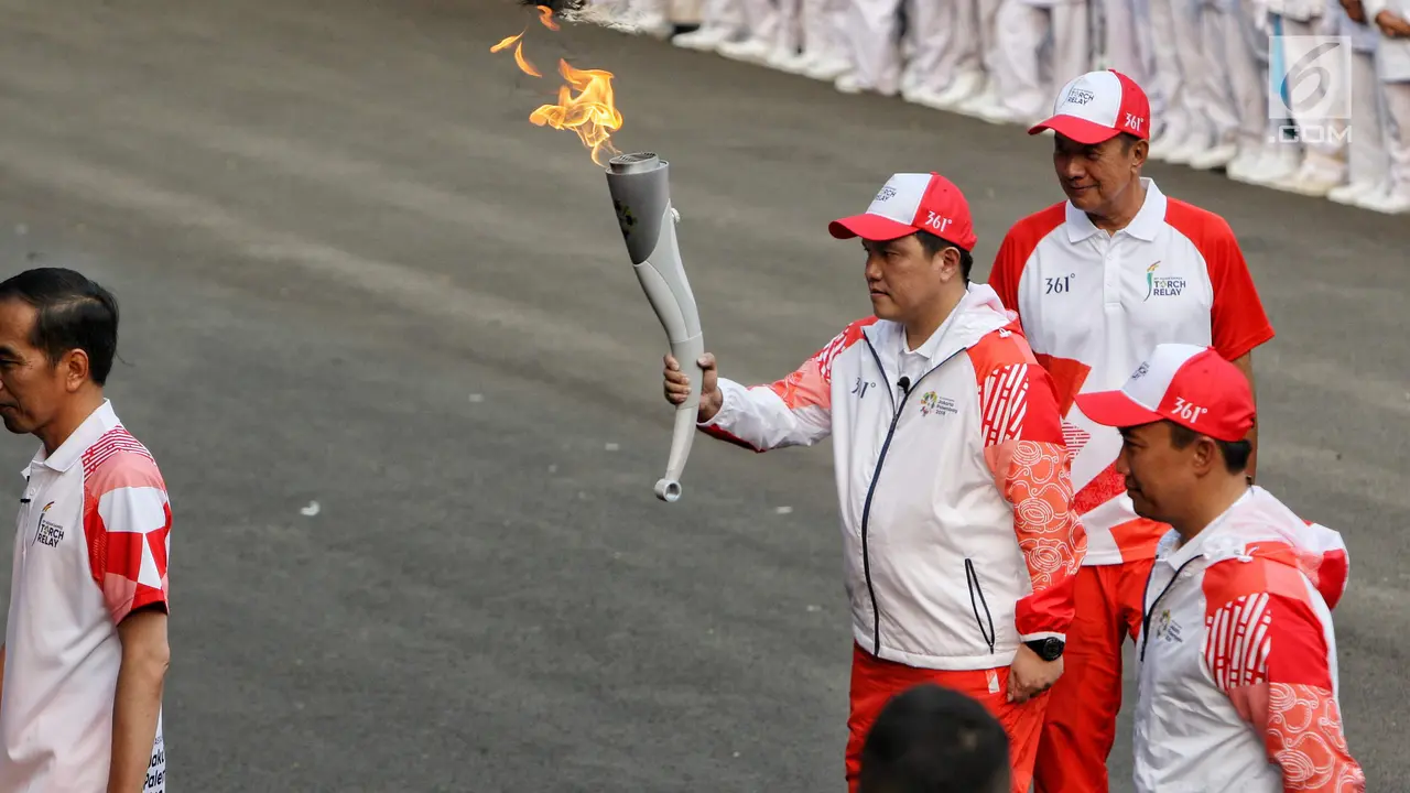 Presiden Jokowi Keliling Istana Bawa Obor Asian Games 2018