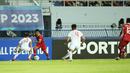 Pemain Timnas Indonesia U-23, Robi Darwis (tengah), berusaha melewati pemain Timnas Vietnam U-23,  Khuad Van Khang (kiri), dalam pertandingan final Piala AFF U-23 2023 yang berlangsung di Rayong Province Stadium, Thailand, Sabtu (26/8/2023) malam WIB. (Dok. PSSI)