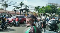 Driver Go Jek sweeping angkot di Tangerang (Pramita Tristiawati/Liputan6.com)