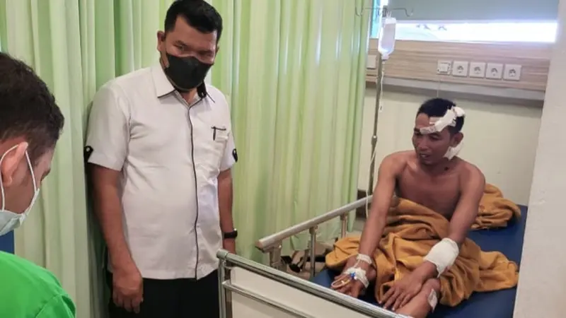 Korban penusukan di wilayah hukum Polsek Tampan Pekanbaru saat dirawat di rumah sakit.