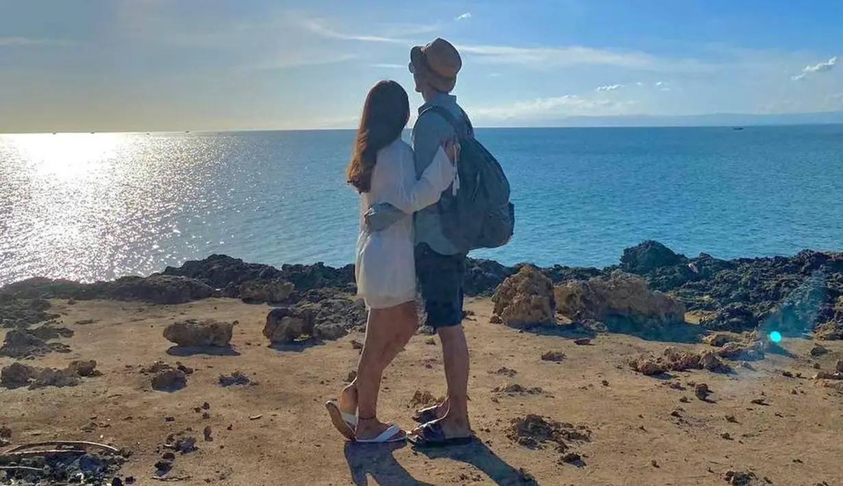 Sama-sama suka jalan-jalan ke alam, Dinda Kirana dan Naufal Samudra sering menikmati liburan bareng ke pantai. Meski beragam potret mesranya tuai komentar, pasangan ini tak ambil pusing, pasalnya tak sedikit pula warganet yang senang melihat kebersamaan keduanya dan didoakan langgeng. (Liputan6.com/IG/@dindakirana.s)