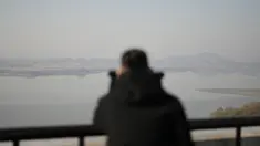 Seorang pengunjung menggunakan teropong untuk melihat sisi Korea Utara dari observatorium unifikasi, di Paju, Korea Selatan, Selasa, 21 November 2023. (AP Photo/Lee Jin-man)