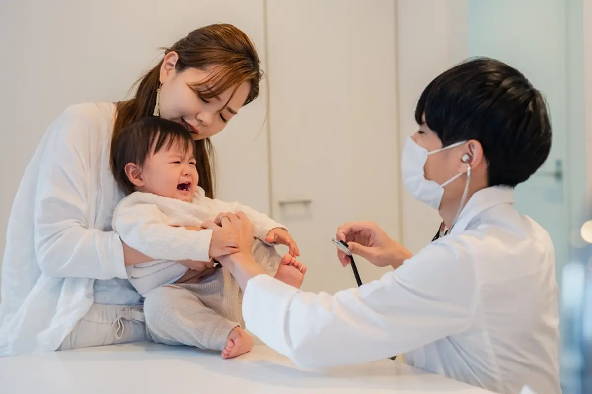 ibu dan anak rewel dibawa ke dokter