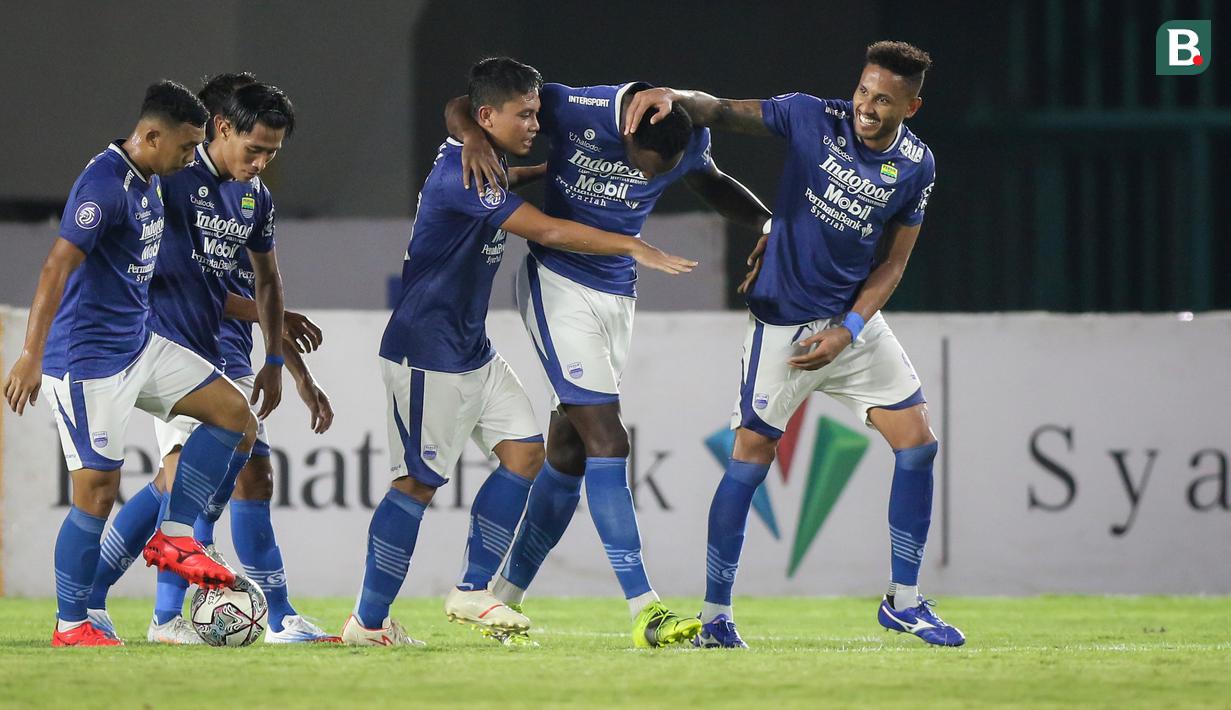 Para pemain Persib Bandung merayakan gol ketiga ke gawang Persipura Jayapura yang dicetak Geoffrey Castillion (kedua kanan) dalam laga pekan ke-10 BRI Liga 1 2021/2022 di Stadion Manahan, Solo, Sabtu (30/10/2021). (Bola.com/Bagaskara Lazuardi)