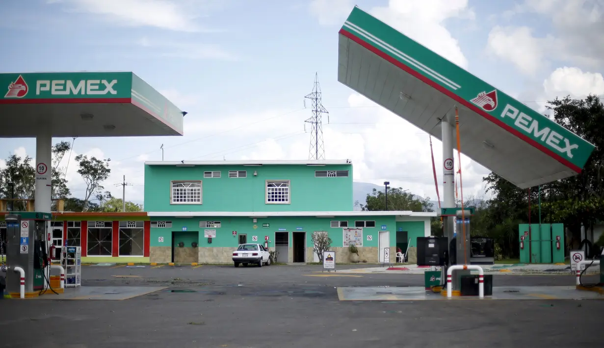 Sebuah SPBU terlihat rusak akibat terkena Badai Patricia, Meksiko, Sabtu (24/10/2015). Pusat Badai Nasional AS di Miami mengatakan badai tersebut  berada pada level 5 atau yang terkuat.dengan kecepatan angin 265km/jam. (Reuters/Henry Romero)