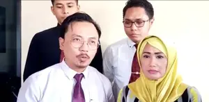 Ramainya pemberitaan perceraian Donny Kesuma membuat sang istri khawatir dengan psikologi anak di masa depan.