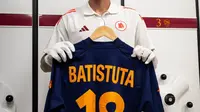 Matias Soule memamerkan jersey bernomor punggung 18 AS Roma milik Gabriel Batistuta. (X/AS Roma)