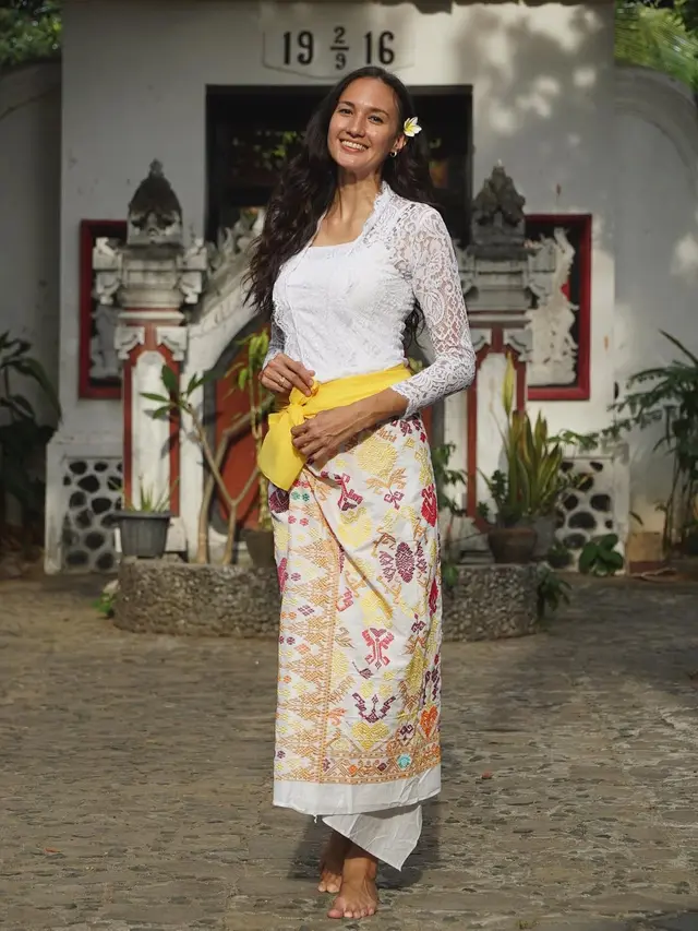 Kebaya Nadine Chandrawinata (Foto: Instagram @nadinelist)
