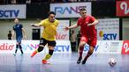 Pemain Red Rocket, Cristian Gonzales (kanan) berebut bola dengan pemain Golden Arrow, Vicky Nitinegoro pada laga futsal Turnamen Olahraga Indonesia (TOSI) Season 3 yang berlangsung di Indomilk Arena, Tangerang, Sabtu (12/10/2024). (Bola.com/Bagaskara Lazuardi)
