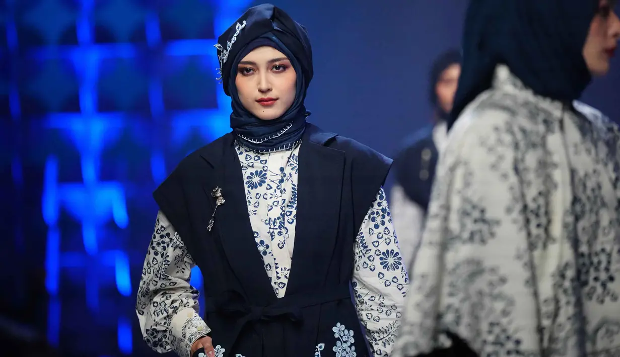 Untuk diketahui, Indonesia memiliki peluang besar untuk menjadi pusat busana santun Muslim dunia. Berdasarkan data State of the Global Islamic Economy Report 2024/2025, pengeluaran konsumen Muslim global untuk sektor pakaian dan alas kaki pada 2023 mencapai USD 327 miliar dan diproyeksikan naik menjadi USD 433 miliar pada 2028. Tampak dalam foto, model-model memamerkan karya desainer mode Indonesia Dama Kara selama Jakarta Muslim Fashion Week, Kamis 6 November 2025. (AP Photo/Tatan Syuflana)