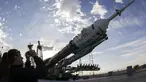 Pesawat ruang angkasa Soyuz TMA-14M diangkat menuju lokasi peluncuran di Baikonur Cosmodrome, Kazakhstan, (23/9/2014). (REUTERS/Shamil Zhumatov)