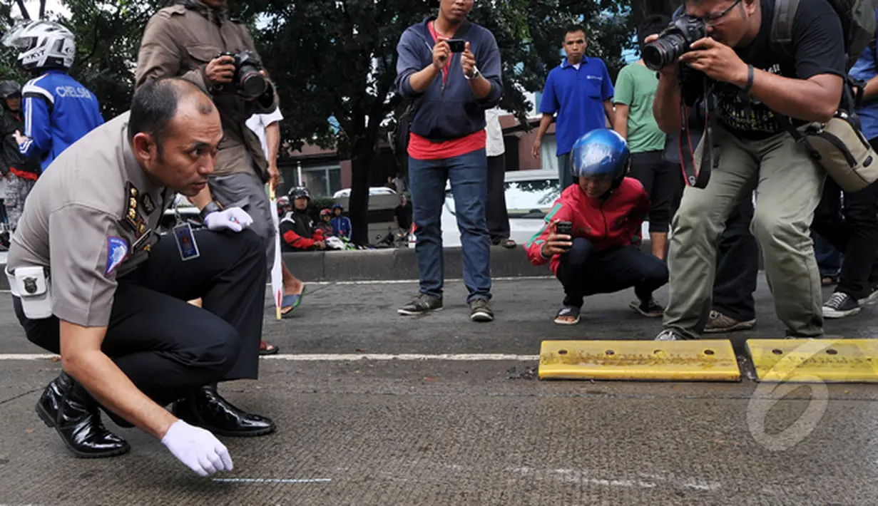 Anggota Kepolisian melakukuan olah TKP kasus tabrakan Outlander di Arteri Pondok Indah, Jakarta, Kamis (22/1/2015). (Liputan6.com/Miftahul Hayat)