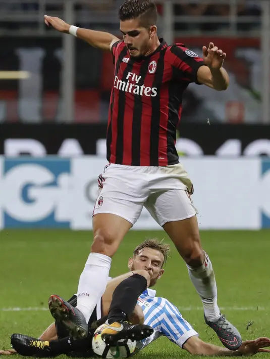 Striker AC Milan, Andre Silva, berebut bola dengan pemain SPAL, Francesco Vicari, pada laga Serie A Italia di Stadion San Siro, Rabu (20/9/2017). AC Milan menang 2-0 atas SPAL. (AP/Antonio Calanni)