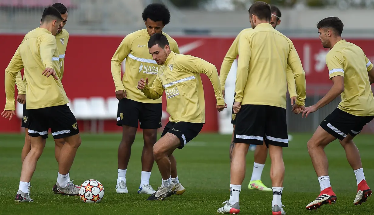 Para pemain Sevilla mengikuti sesi latihan di Seville, Spanyol, 22 November 2021. Sevilla akan menghadapi Wolfsburg pada pertandingan sepak bola Grup G Liga Champions. (JORGE GUERRERO/AFP)