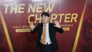 Shin Tae-yong saat diperkenalkan sebagai pelatih kepala Persija yang baru di Jakarta International Stadium, Senin (8/6/2026) siang WIB. (Bola.com/M Iqbal Ichsan)