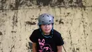 Skateboarder Misugu Okamoto berpose dengan membawa skateboard saat sesi latihan di Kota Ama, Prefektur Aichi, Jepang, 2 Juli 2019. Okamoto bertekad menjadi skateboarder yang dapat bersaing dengan para pemain terbaik dunia. (Behrouz Mehri/AFP)