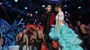 Keromantisan Aliando Syarief saat memeluk mesra pinggang Prilly Latuconsina di panggung SCTV Music Awards 2015 di Studio 6 Emtek City, Jakarta, Rabu (6/5). (Liputan6.com/Herman Zakharia)