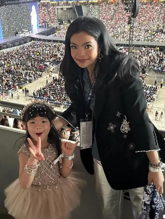 Nonton konser Taylor Swift, Niena mengenakan blazer hitam dipadukan inner kemeja dan celana putih. Lengkap dengan makeup konser menggunakan manik-manik. [@ditoariotedjo]