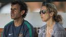 Sesudah seleksi Timnas Indonesia U-22, Luis Milla langsung menghampiri sang istri dan berbincang sesaat sebelum meninggalkan area latihan. (Bola.com/Vitalis Yogi Trisna)