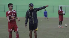 Pelatih Arema Cronus, Joko Susilo memberikan pengarahan kepada I Gede Sukadana pada latihan jelang leg kedua semi final Piala Presiden melawan Sriwijaya F.C di Stadion Gajayana, Malang, Rabu (7/10/2015). (Bola.com/Vitalis Yogi Trisna)
