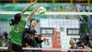 Pevoli Jawa Barat, Wilda Siti Nurfadilah (kedua kiri) melakukan smes pada laga final PON XIX melawan Jawa Timur di Gelora Sabilulungan Kab Bandung, Rabu (28/9). Jawa Barat unggul tiga set 25-16, 25-17, 25-21. (Liputan6.com/Helmi Fithriansyah)