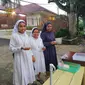 Biarawati dari Komunitas Kongregasi Suster Fransiskan Sukabumi saat berjuakan takjil di bulan Ramadan (Liputan6.com/Fira Syahrin).