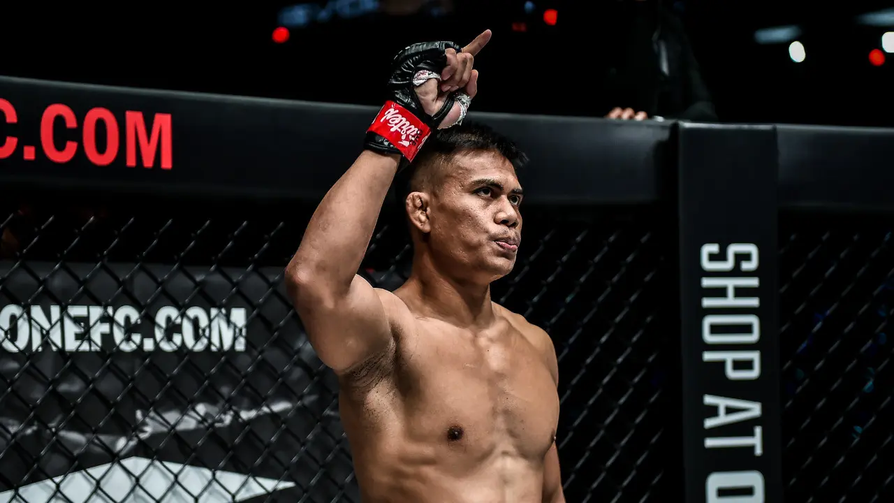 Petarung ONE Championship Eko Roni Saputra