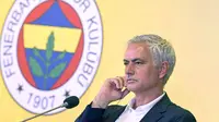 Pelatih anyar Fenerbache, Jose Mourinho. (Yasin AKGUL / AFP)