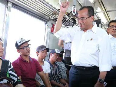 Menhub Budi Karya Sumadi saat menggunakan moda transportasi KRL di Stasiun Juanda, Jakarta, Rabu (10/8). Menhub Budi serta rombongan meninjau proyek pembangunan kereta bandara Soekarno Hatta yang akan terintegrasi dari Jakarta. (Liputan6.com/Angga Yuniar)