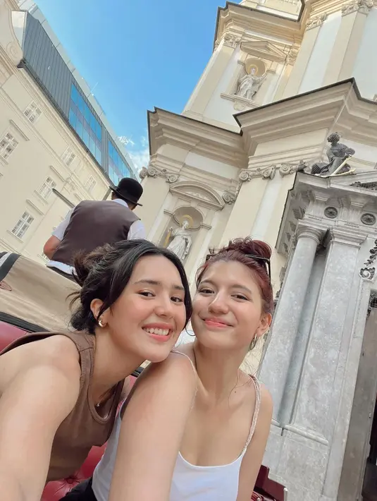 Potret kecantikan natural keduanya menikmati waktu liburan bersama di luar negeri. Keduanya kompak mengenakan atasan tanpa lengan. [Foto: Instagram/bebytsabina]