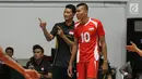 Pelatih tim voli putra Indonesia, Samsul Jais (kiri) memberi arahan pada Hernanda Zulfi saat melawan Arab Saudi di Kejuaraan Voli Asia 2017 ke-16 di GOR Tri Dharma, Gresik, Senin (24/7). Indonesia unggul 3-1. (Liputan6.com/Helmi Fithriansyah)