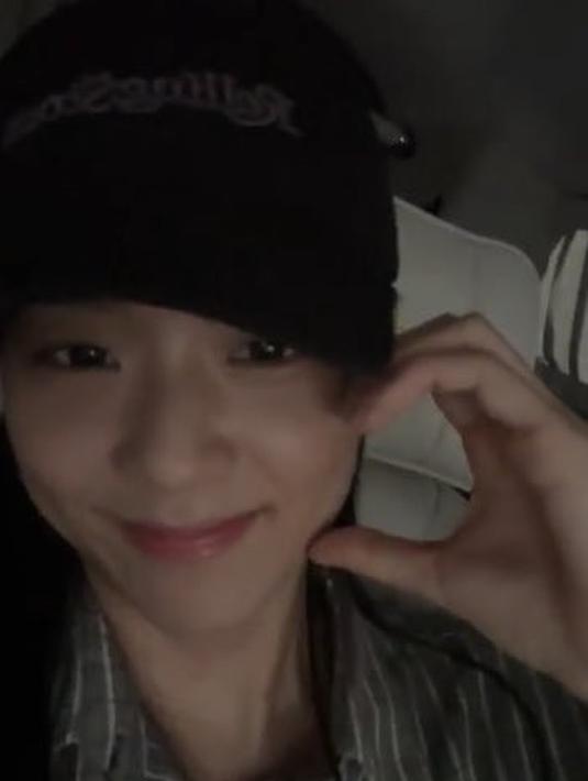 Jisoo juga mengatakan kalau dia sudah bikin vlog baking. Penggemar tentu tidak sabar melihat vlog itu diunggah ke akun YouTube-nya. (Foto: Jisoo Weverse Live via Twitter)