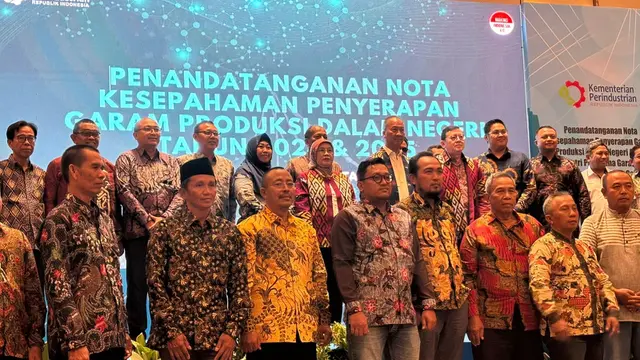 Penandatanganan MoU penyerapan garam produksi dalam negeri, di Westin, Jakarta, Senin (18/11/2024). (Tira/Liputan6.com)