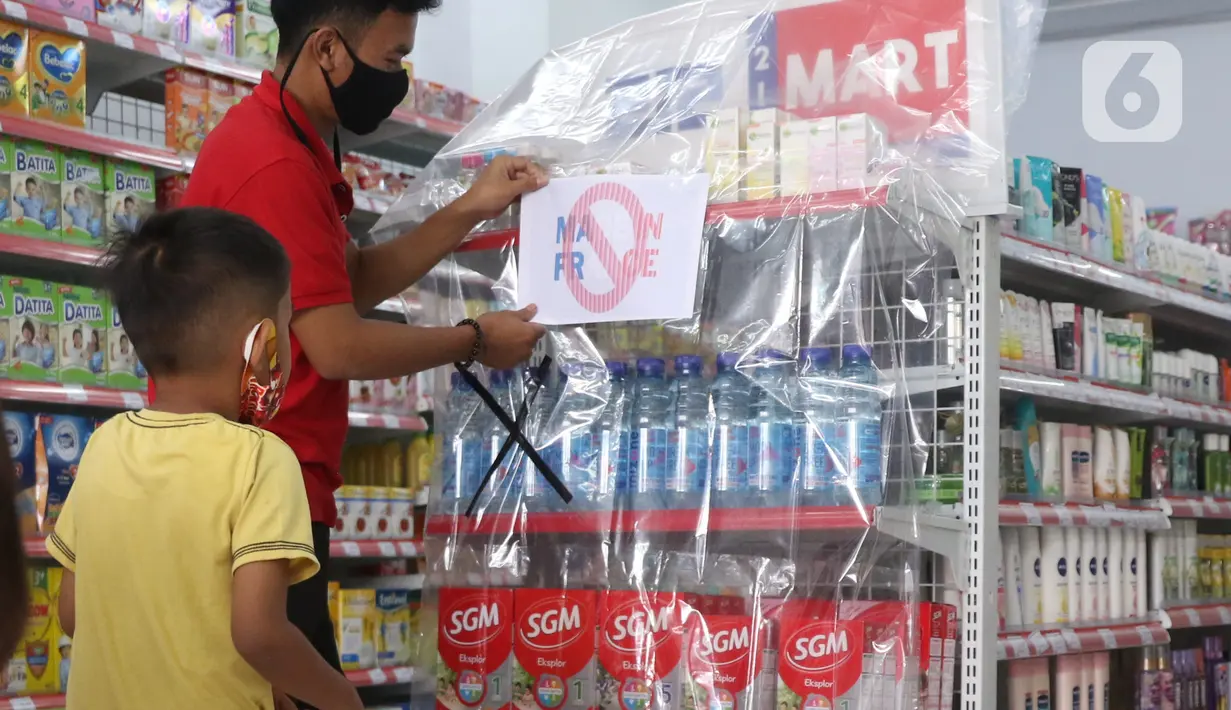 Karyawan menutup produk yang diboikot karena dinilai berafiliasi dengan Prancis dengan menggunakan pelastik dan bertada silang di sebuah minimarket di Tangerang, Banten, Kamis (5/11/2020). (Liputan6.com/Angga Yuniar)