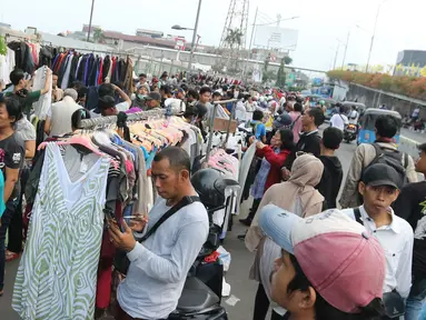 Suasana konsumen saat berbelanja di pedagang kaki lima kawasan luar Pasar Senen, Jakarta, Minggu (1/12/2019). Pedagang kaki lima di luar kawasan pasar senen menolak relokasi di pasar kenari, rencananya akan dipindahkan pada 1 Desember 2019 ini. (Liputan6.com/Herman Zakharia)